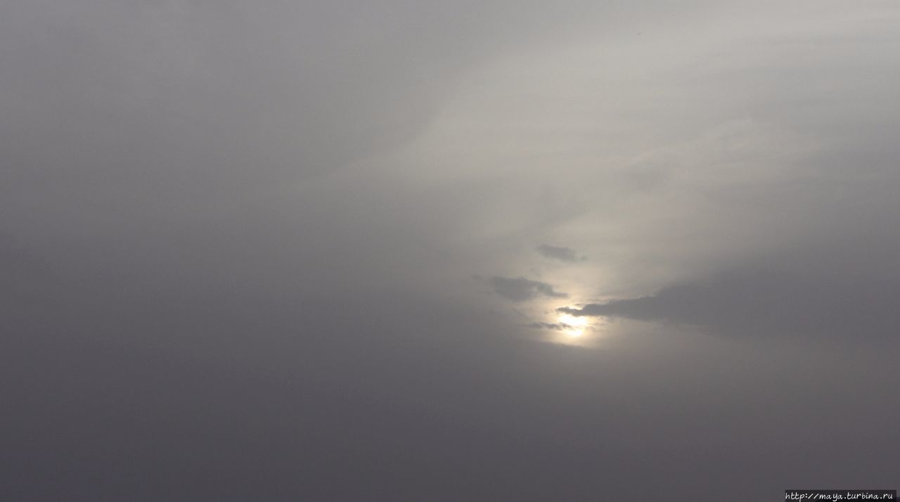 Раннее утро. Небо серое. Хамсин это не только хара, это раскаленный ветер с песком Мицпе-Рамон, Израиль