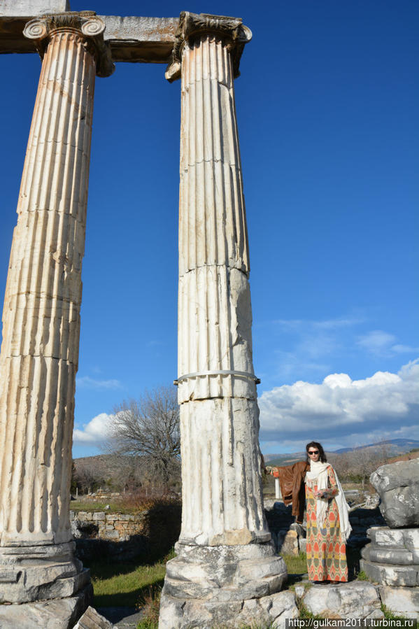 Пройдя от Тетрапилона по тропинке дальше, можно увидеть колонны храма Афродиты. Храм был возведен во II в до н.э., а позднее был перестроен в базилику. Эгейский регион, Турция