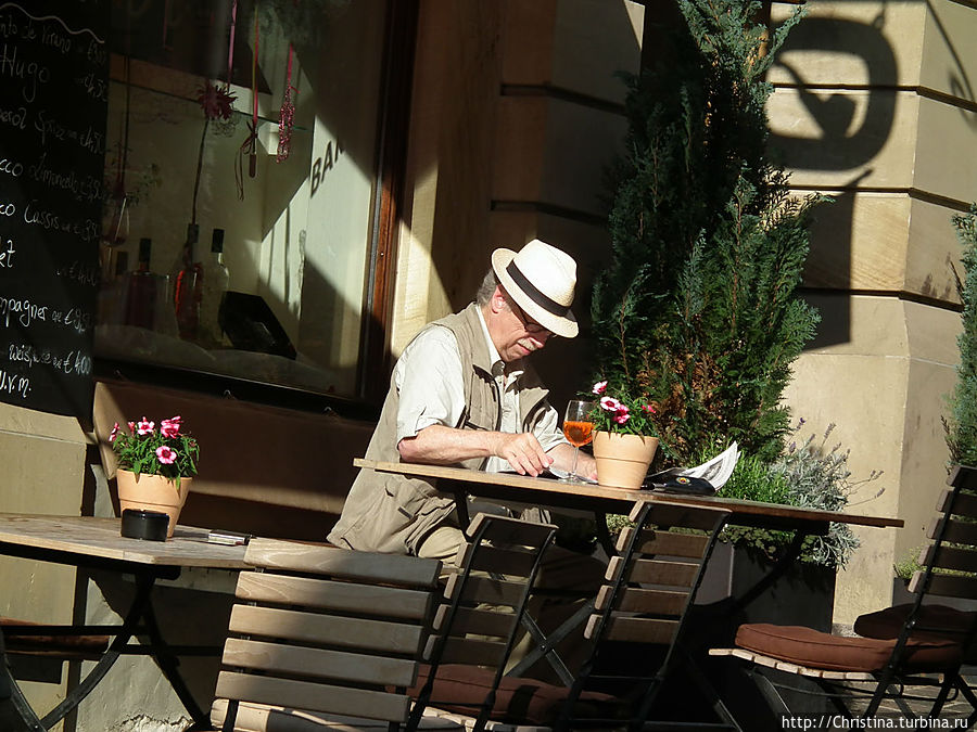 А этот колоритный мужчина в шляпе явно местный житель! Германия, Швебишь Халль, 2011 год.