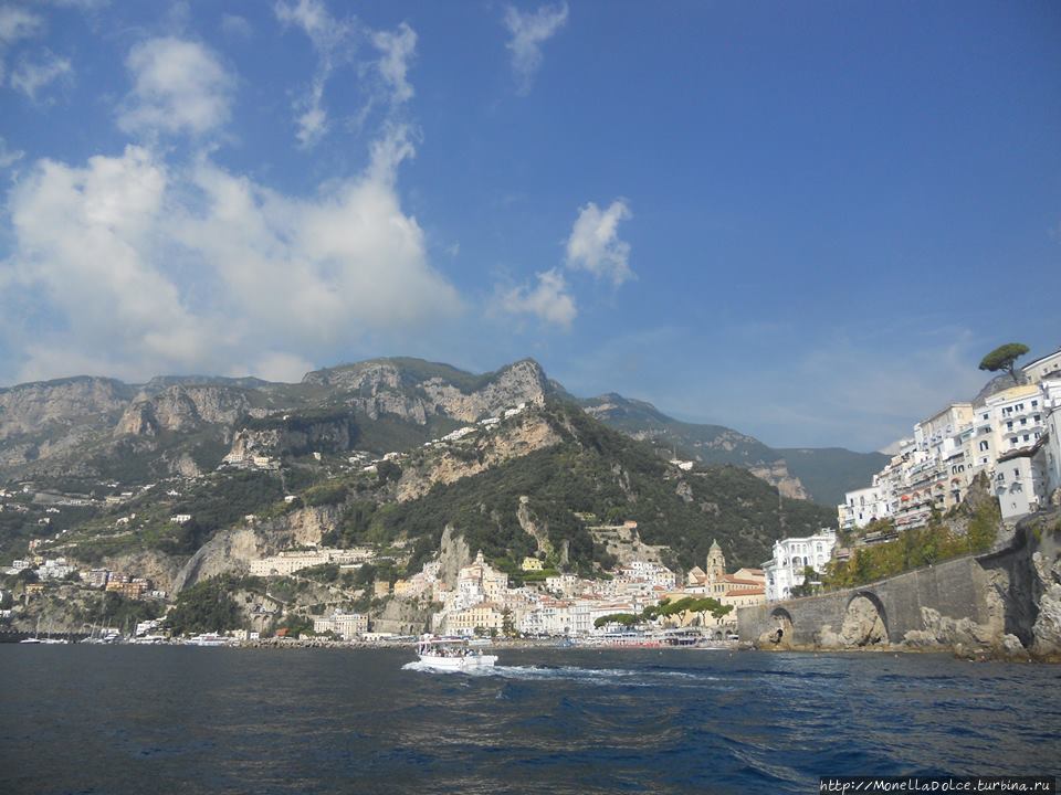 От Positano до Amalfi и Atrani — вид с моря Амальфи, Италия