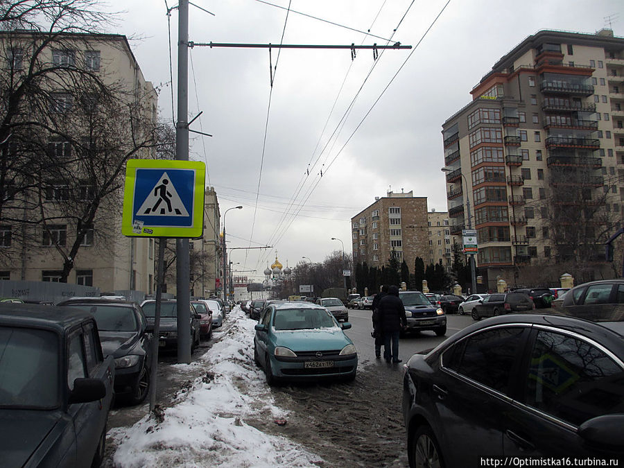 Б. Пироговская ул., 51 — дом слева
Вдали — Новодевичий монастырь Москва, Россия