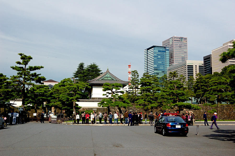 На площади у императорского дворца Токио, Япония