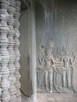 Ангкор Ват. Рельефная резьба небесных танцовщиц-апсар в портике главных входных ворот