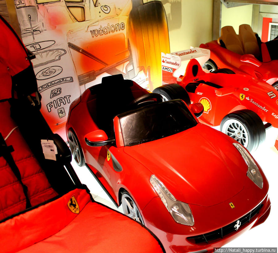 Ferrari Store Milano Милан, Италия