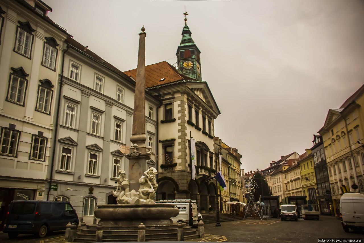 Фонтан трех рек Карниолии. Центр Старого Города. За ним здание мэрии города Любляна, Словения