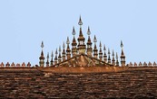 Храм Монастыря Ват Висуналат. Док со фаа с 17 тянущимися вверх зонтиками. Фото из интернета
