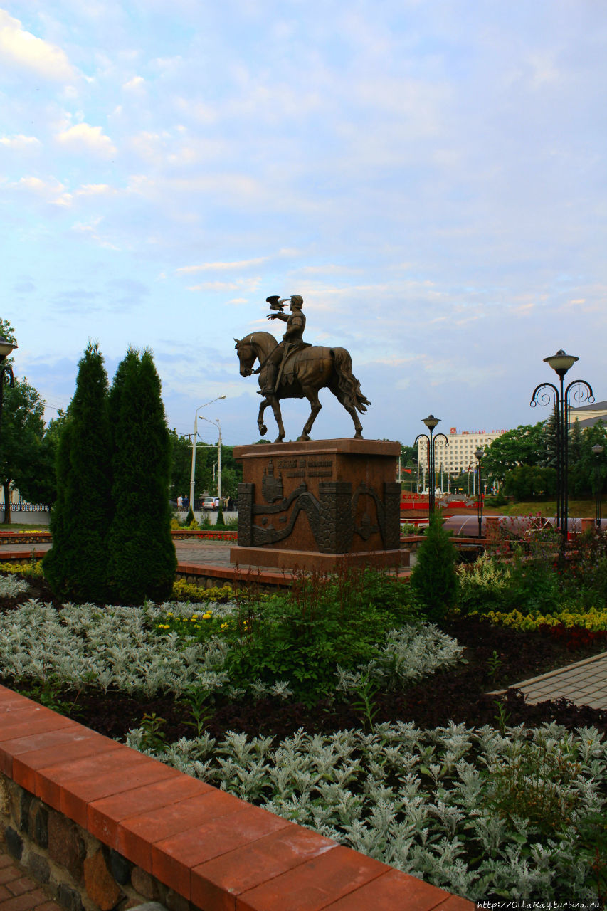 Немного дальше, в начале улицы Толстого расположен симпатичный  цветущий сквер с памятником князю Ольгерду. Витебск, Беларусь
