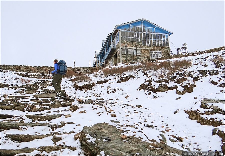 Еще вечером в Чолонгпати было солнечно и бесснежно, а уже утром снежное покрывало легло на двор. Повеяло дыханием зимы. И чем дальше мы продвигались, тем сильнее оно чувствовалось, в том числе и в небольшом гест-хаусе Hotel mount rest (3900 м), где сделали очередную десятиминутную остановку Госайкунд, Непал