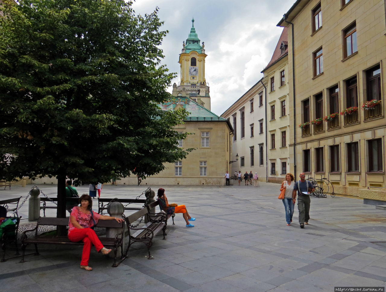 двор за ратушей Братислава, Словакия