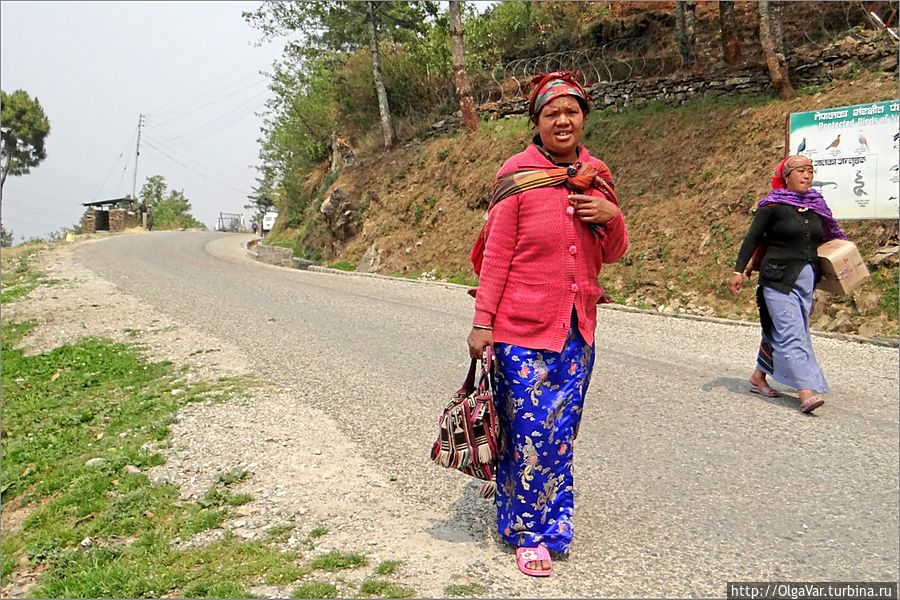 Основное население района Расува составляют таманги, мигрировавшие из Южного Тибета в 7 веке. У женщин одежда совсем уже другая, длинная юбка, частенько не сшитая ... Дунче, Непал