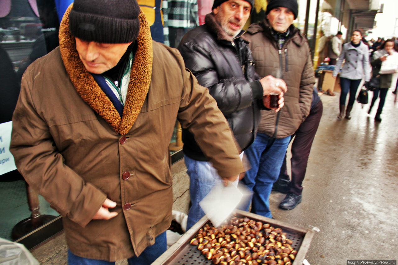 Мужик продаёт жаренные каштаны, купили заценить, оказались вполне себе вкусными! Скопье, Северная Македония