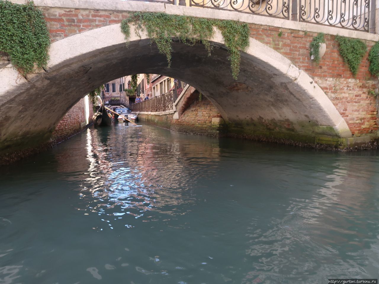 По каналам на гондоле. Вид с канала на мостики. Венеция, Италия