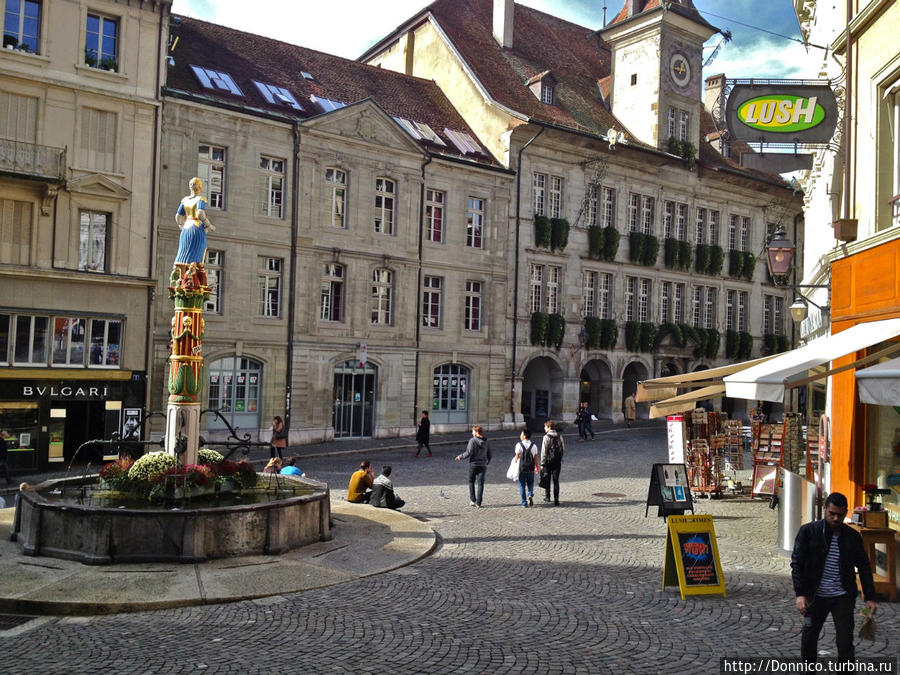 Это самая центральная площадь города, где находится ратуша Лозанна, Швейцария