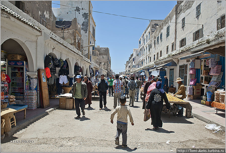 Пройдя через ворота, ведущие в медину, мы оказались на одном из суков (рынков)...
* Эссуэйра, Марокко