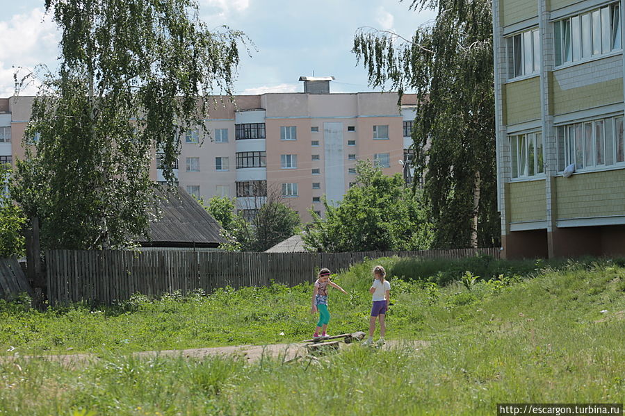 А это уже считаются новые районы Петрикова с многоэтажными панельными домами, их не так много, но они есть.. Петриков, Беларусь