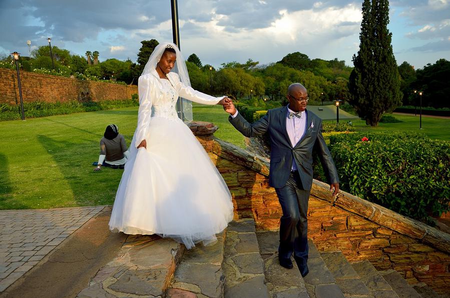 Африканская свадьба на ступенях парка перед Юнион-Билдинг