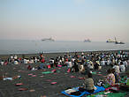 Первые ряды на берегу моря в городе Кумано. Здесь проходит один из самых известных и крупнейших фейерверков в Японии. Вдали видны круизные корабли, которые также подплыли на безопасное расстояние для наблюдения за фейерверком