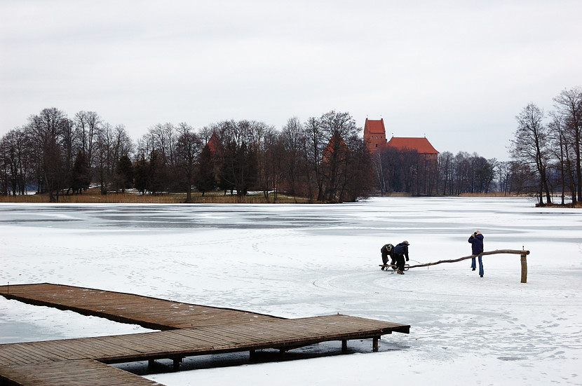 Литовская народная забава — катание на санках по кругу Тракай, Литва