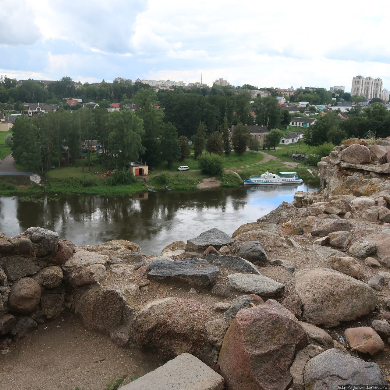 Вид на Неман от Старого замка в сторону Нового моста и района Фолюш. Гродно, Беларусь