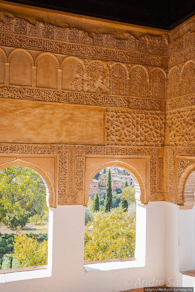 Патио-де-ла-Асекиа (Patio de la Acequia — «двор ручья») Альхамбра, Испания