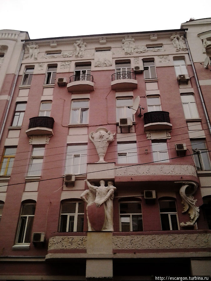 А в этом доме самое место для людей с нетрадиционной ориентацией — во всяком случае судя по барельефам.. Киев, Украина