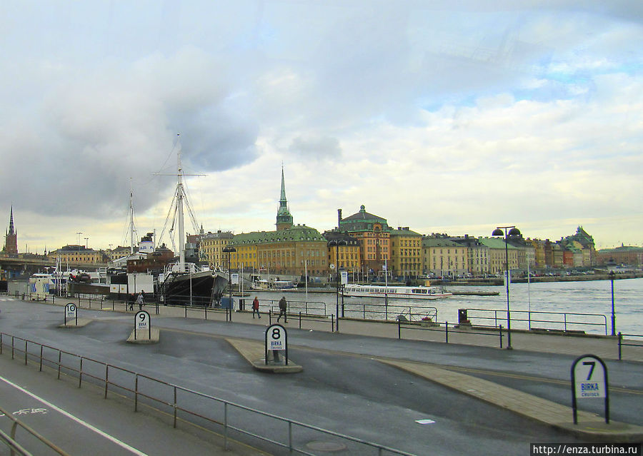 Уезжаем от  остановки № 1 Королевский дворец.