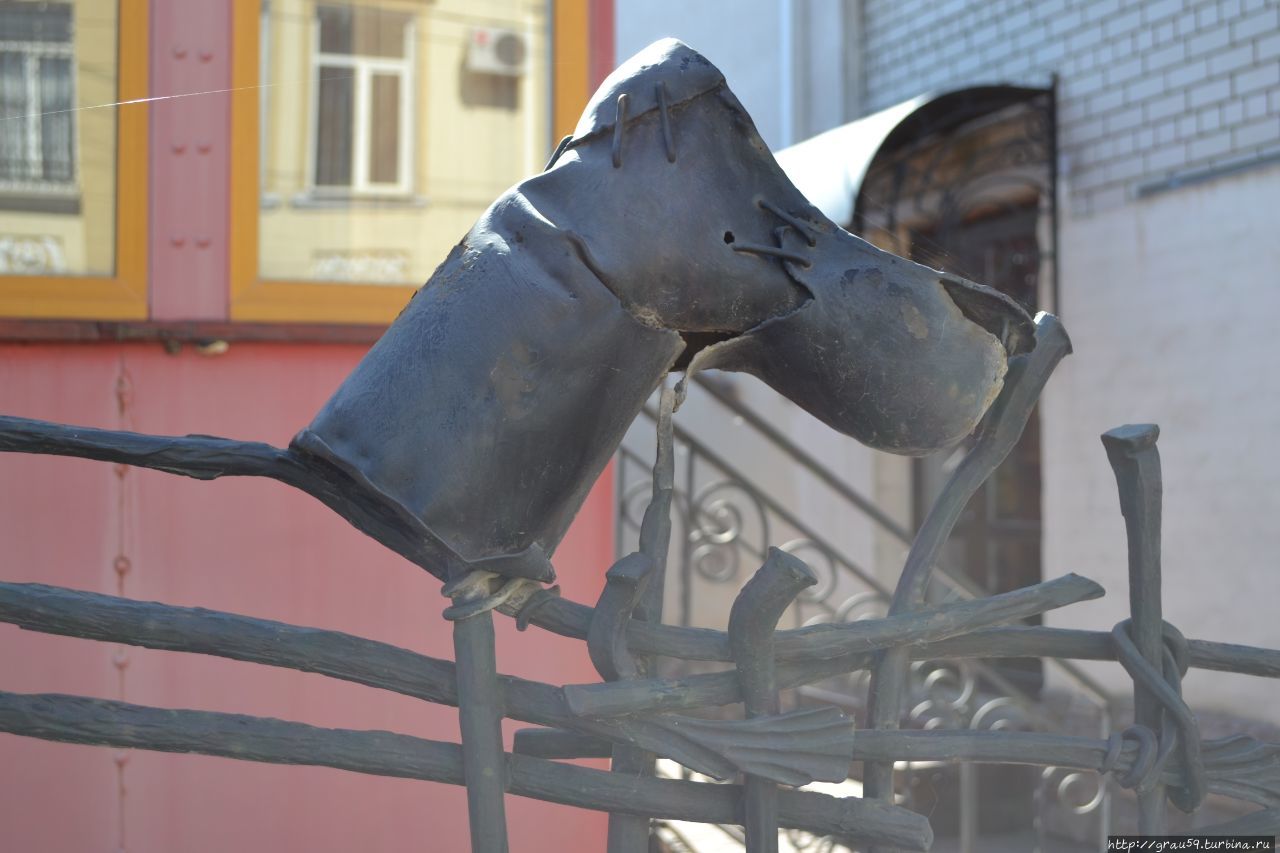 Железные кружева возле мельницы Энгельс, Россия
