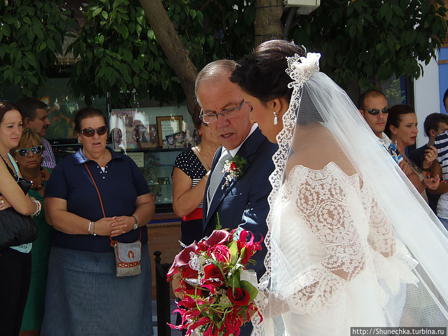 Белоснежная свадьба в белоснежном городе — очень красиво, а пышность мероприятия навела нас на подозрение, что венчался сам мэр. Альмонте, Испания