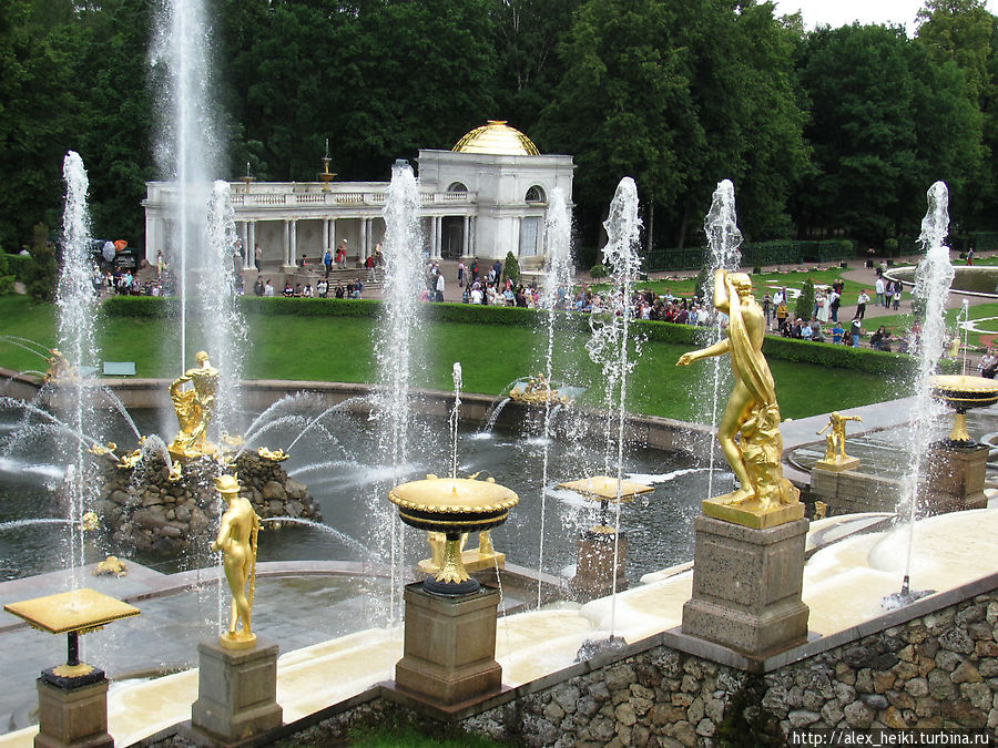 Прекрасные фонтанные каскады Санкт-Петербург, Россия