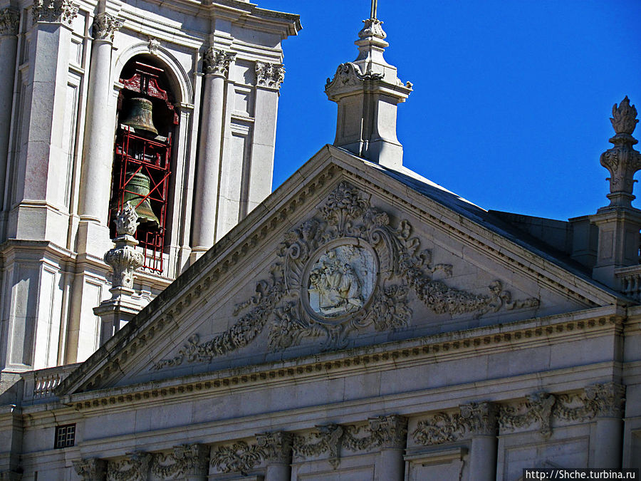 по центру базилика и колокольня монастыря