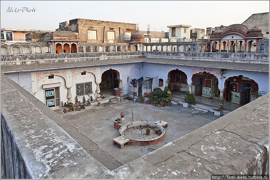 А во дворе храма было тихо и спокойно...
* Джайпур, Индия
