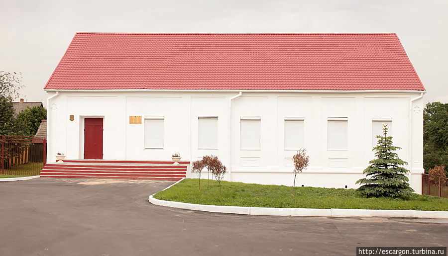 А вот и она — иешива, или ешибот — старая еврейская школа по подготовке раввинов, построенная в начале 19 века 

(впрочем о ней, я вам расскажу отдельно — она действительно заслуживает внимания).