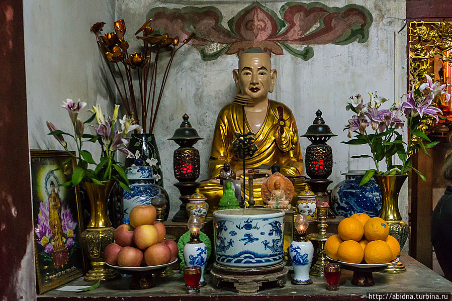 В буддистском храме Ханой, Вьетнам