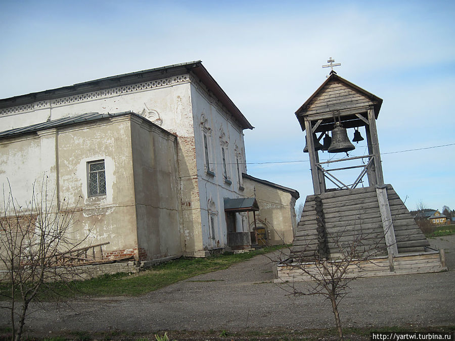 Никольский храм и место, где раньше была колокольня Солигалич, Россия