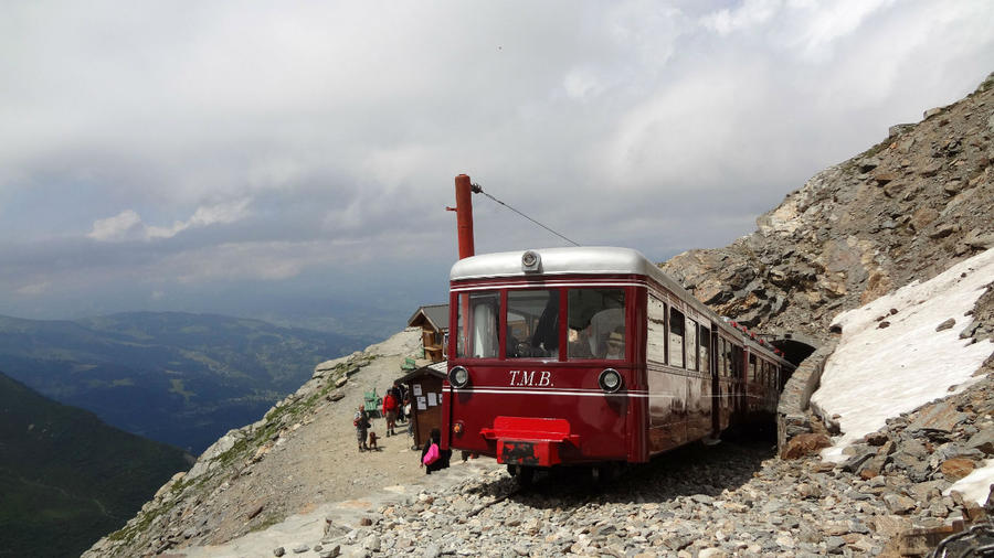 Тот самый Трамвай на Монблан, который везет альпинистов и туристов от Лез Уш. Монблан гора (4810м), Франция