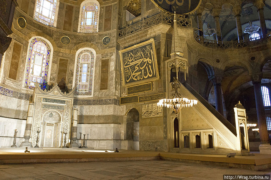Алтарная часть. Справа не трон царя, а минбар, откуда имам читает проповеди. Сможете найти здесь кота?)