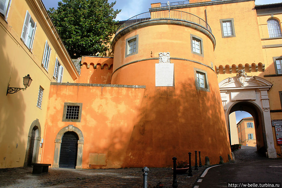 Для защиты городских ворот была построена круглая башня. Кастель-Гандольфо, Италия