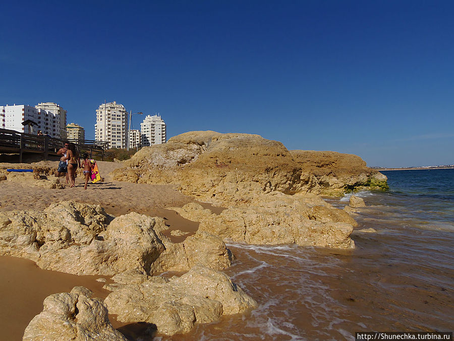 Тот же пляж, отлив летом 2013. Албуфейра, Португалия