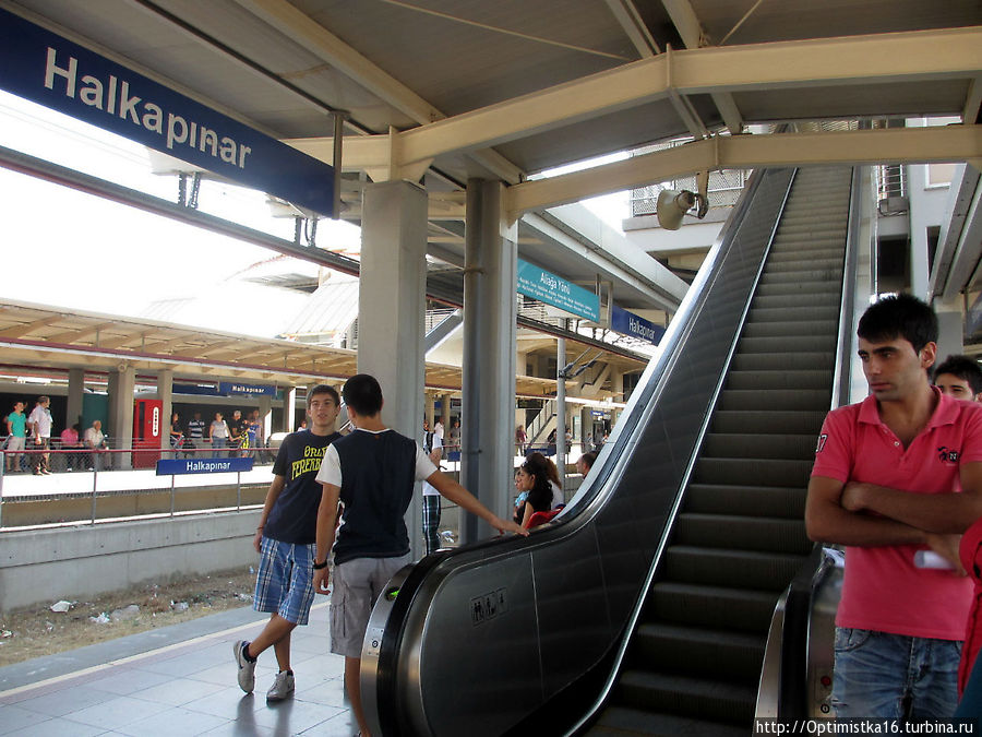 Станция Halkapınar — делаем пересадку. Эскалатор на выход в город, а на пересадку надо подниматься по лестнице Измир, Турция