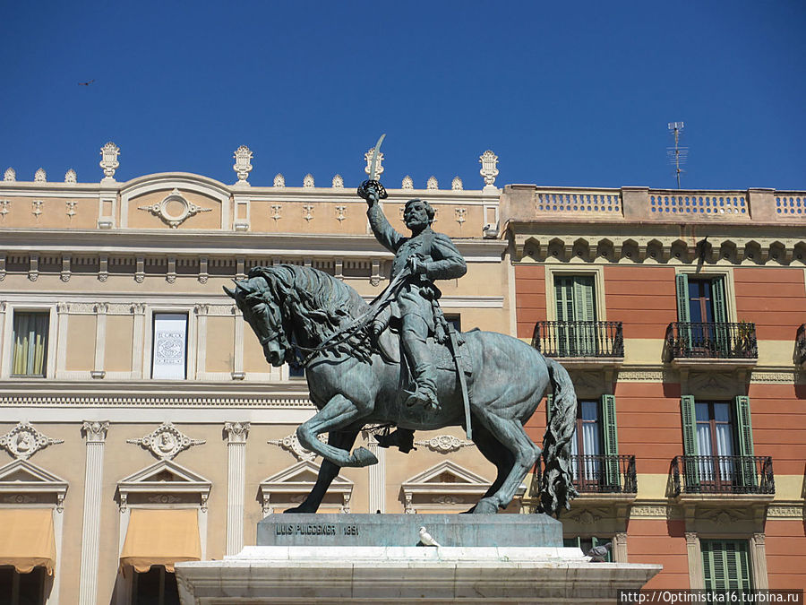 На площади Генерала Прима (Plaça del Prim) у монумента Приму Реус, Испания
