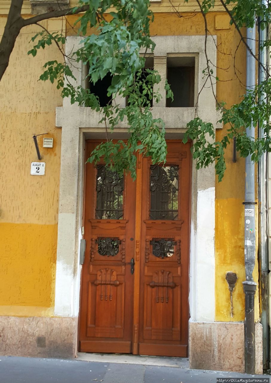 Симпатичная дверь, ведущая в подъезд обычного жилого дома. Просто понравилась. Будапешт, Венгрия