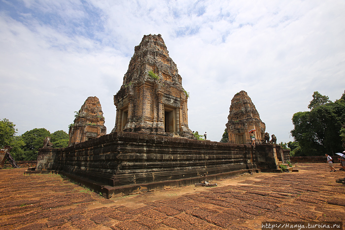Храм Восточный Мебон. Вид с северо-востока на верхний ярус. Фото из интернета Ангкор (столица государства кхмеров), Камбоджа