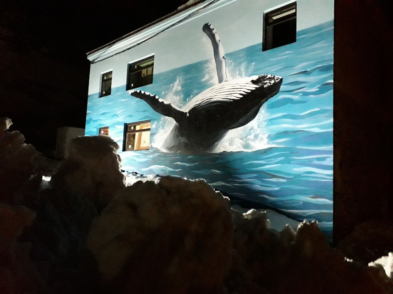 Инсталляция китовых хвостов 