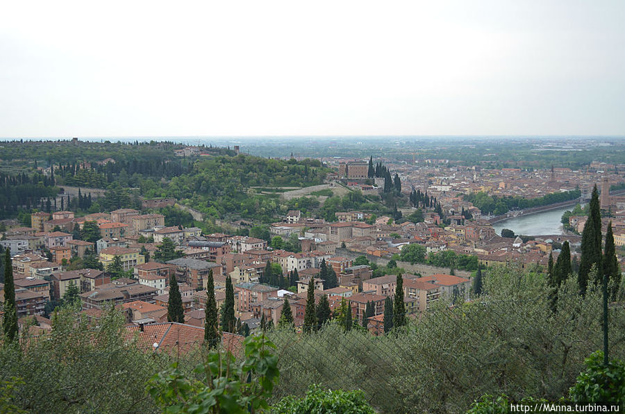 Вид на Верону со смторовой площадки (сюда везёт  экскурсионный автобус, идёт с Пяццы Бра каждый час).