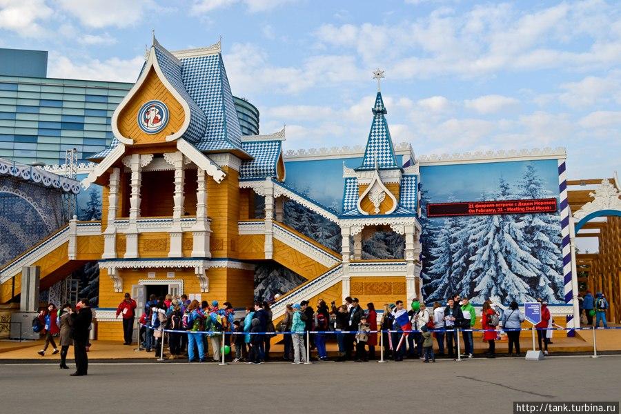 Между пальм раскинулась резиденция Дедушки Мороза. Адлер, Россия