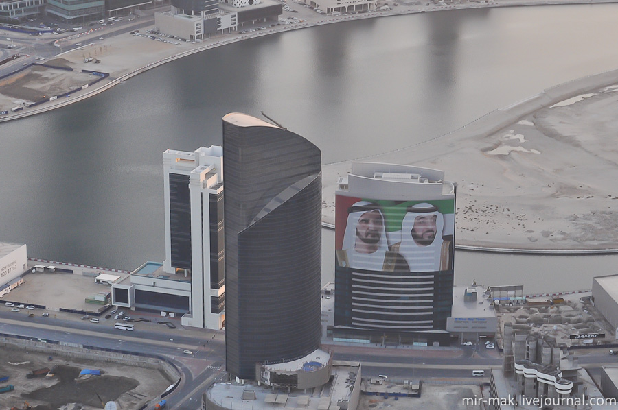 Изображение шейха Дубая Мохаммеда ибн Рашида аль-Мактума можно встретить где угодно, даже на одном из офисных центров, таким образом, граждане Эмиратов выказывают любовь и уважение к своему правителю. Дубай, ОАЭ
