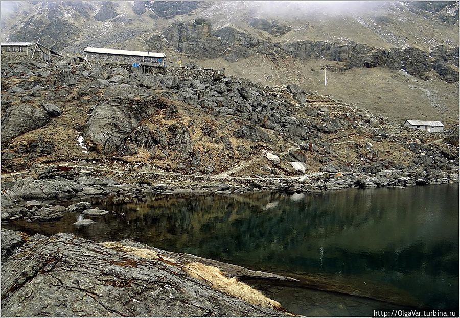 Домики Госайкунда — это небольшие гест-хаусы для туристов, появляющихся здесь с весны. Поэтому зимой здесь никто не живет