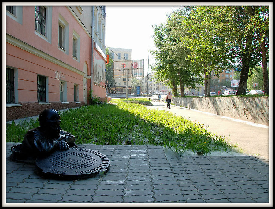 Памятник сантехнику 
Адрес: г. Екатеринбург, ул. Сибирский тракт, д. 2