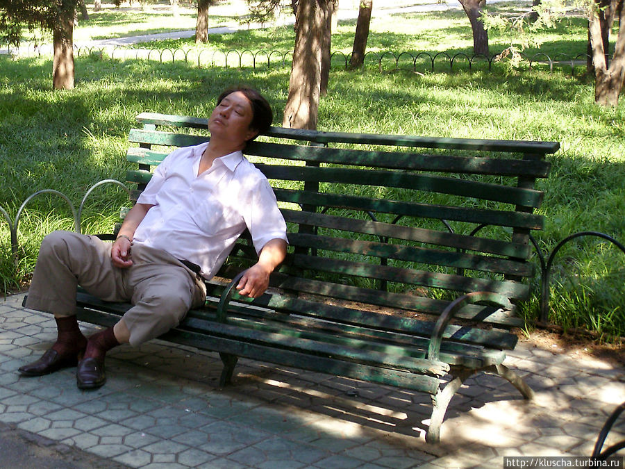Обеденный перерыв, минуты сна в парке. Пекин, Китай