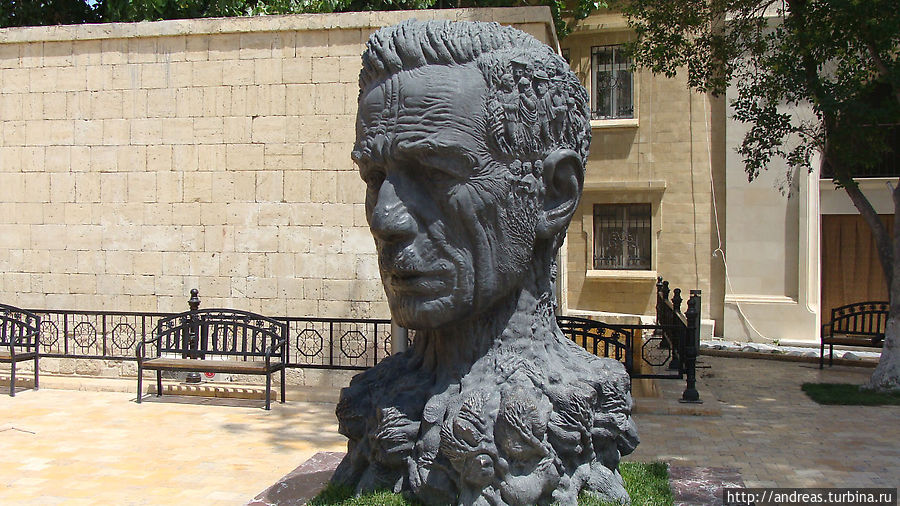Памятник поэту Алиаге Вахиду Азербайджан